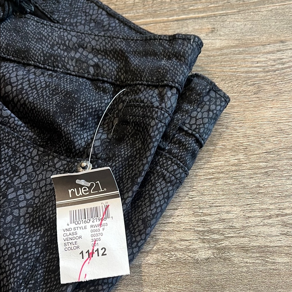 NWT Rue21 SKINN Women's Black Jeans 11/12 - Picture 2 of 5